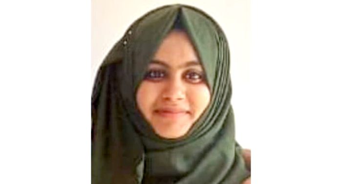 കണ്ണൂരിൽ ബന്ധുവീട്ടിൽ വിരുന്നിനെത്തിയ യുവതി കുഴഞ്ഞുവീണ് മരിച്ചു കണ്ണൂരിൽ ബന്ധുവീട്ടിൽ വിരുന്നിനെത്തിയ യുവതി കുഴഞ്ഞുവീണ് മരിച്ചു