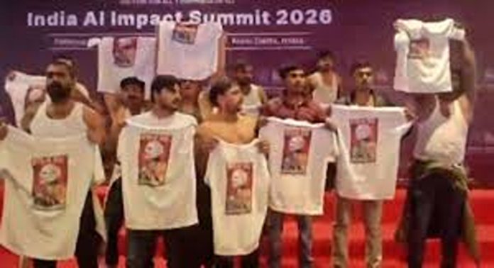 ഇന്ത്യ-യുഎസ് വ്യാപാര കരാറിനെതിരെ എഐ ഉച്ചകോടിയിൽ പ്രതിഷേധം ഇന്ത്യ-യുഎസ് വ്യാപാര കരാറിനെതിരെ എഐ ഉച്ചകോടിയിൽ പ്രതിഷേധം