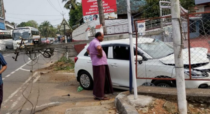 പന്തളം ഇടയാടിയില് നിയന്ത്രണം വിട്ട കാര് ഇലക്ട്രിക് പോസ്റ്റില് ഇടിച്ചു പന്തളം ഇടയാടിയില് നിയന്ത്രണം വിട്ട കാര് ഇലക്ട്രിക് പോസ്റ്റില് ഇടിച്ചു