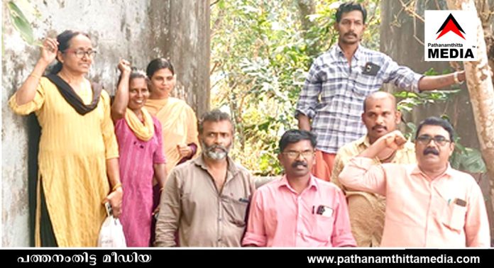 വാൽവ് ഓപ്പറേറ്ററുടെ ധാര്ഷ്ട്യം – ഇലന്തൂരില് ജനകീയ പ്രതിഷേധമിരമ്പി ; മാസങ്ങളായി കുടിവെള്ളം ഒഴുകാത്ത പൈപ്പുകളില് വെള്ളം എത്തുന്നു വാൽവ് ഓപ്പറേറ്ററുടെ ധാര്ഷ്ട്യം – ഇലന്തൂരില് ജനകീയ പ്രതിഷേധമിരമ്പി ; മാസങ്ങളായി കുടിവെള്ളം ഒഴുകാത്ത പൈപ്പുകളില് വെള്ളം എത്തുന്നു