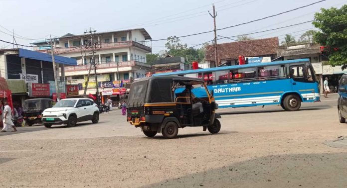 യാത്രക്കാരുടെ ജീവനു ഭീഷണിയുമായി പെരുമ്പുഴ ബസ് സ്റ്റാൻഡിൽ വാഹനങ്ങളുടെ ‘മരണപ്പാച്ചിൽ’ യാത്രക്കാരുടെ ജീവനു ഭീഷണിയുമായി പെരുമ്പുഴ ബസ് സ്റ്റാൻഡിൽ വാഹനങ്ങളുടെ ‘മരണപ്പാച്ചിൽ’
