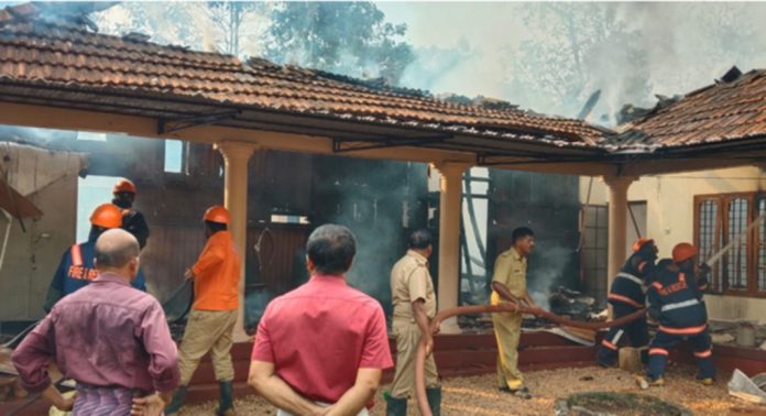 പുല്ലാട് കുറിയന്നൂരില് വീടിന് തീ പിടിച്ചു – വീട് പൂര്ണ്ണമായും അഗ്നിക്കിരയായി പുല്ലാട് കുറിയന്നൂരില് വീടിന് തീ പിടിച്ചു – വീട് പൂര്ണ്ണമായും അഗ്നിക്കിരയായി