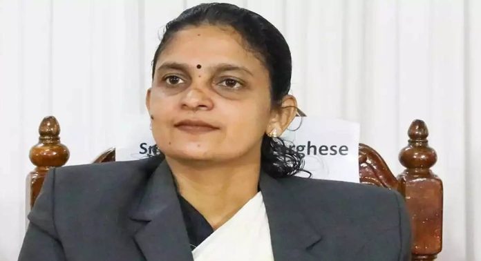നടിയെ ആക്രമിച്ച കേസില് വിധി പറഞ്ഞ ജഡ്ജി ഹണി എം. വര്ഗീസിന് ആലപ്പുഴയിലേക്ക് സ്ഥലംമാറ്റം നടിയെ ആക്രമിച്ച കേസില് വിധി പറഞ്ഞ ജഡ്ജി ഹണി എം. വര്ഗീസിന് ആലപ്പുഴയിലേക്ക് സ്ഥലംമാറ്റം