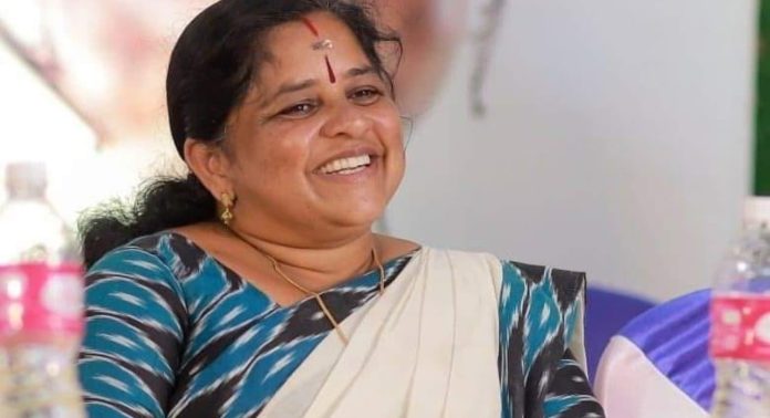 അധികാരക്കൊതി മൂത്ത് കോണ്ഗ്രസ് നേതാക്കള് ; മഹിളാ കോൺഗ്രസ് നേതാവ് ആർ രശ്മി ബിജെപിയിലേക്ക് അധികാരക്കൊതി മൂത്ത് കോണ്ഗ്രസ് നേതാക്കള് ; മഹിളാ കോൺഗ്രസ് നേതാവ് ആർ രശ്മി ബിജെപിയിലേക്ക്