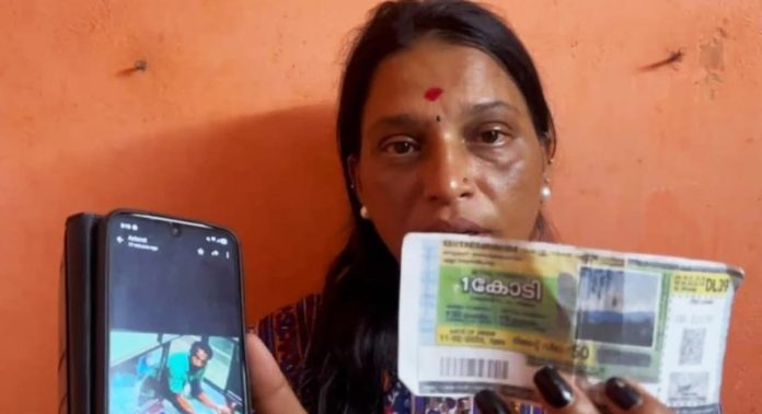 തലസ്ഥാനത്ത് വീണ്ടും വ്യാജ ലോട്ടറി തട്ടിപ്പ് ; ലോട്ടറി വില്പ്പനക്കാരിയെ പറ്റിച്ച് 5000 രൂപ തട്ടി തലസ്ഥാനത്ത് വീണ്ടും വ്യാജ ലോട്ടറി തട്ടിപ്പ് ; ലോട്ടറി വില്പ്പനക്കാരിയെ പറ്റിച്ച് 5000 രൂപ തട്ടി