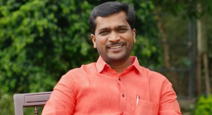 പട്ടയ ഭൂമിയിൽ പണിത കെട്ടിടങ്ങൾക്ക് സ്റ്റോപ്പ് മെമ്മോ നൽകി ബുൾഡോസർ ഉപയോഗിച്ച് ഇടിച്ചു നിരത്തുമെന്ന് ജീവനക്കാർ ; എങ്കില് റവന്യു ഉദ്യോഗസ്ഥരുടെ കൈയ്യും കാലും തല്ലി ഒടിക്കുമെന്നു ദേവികുളം എംഎൽഎ എ.രാജ പട്ടയ ഭൂമിയിൽ പണിത കെട്ടിടങ്ങൾക്ക് സ്റ്റോപ്പ് മെമ്മോ നൽകി ബുൾഡോസർ ഉപയോഗിച്ച് ഇടിച്ചു നിരത്തുമെന്ന് ജീവനക്കാർ ; എങ്കില് റവന്യു ഉദ്യോഗസ്ഥരുടെ കൈയ്യും കാലും തല്ലി ഒടിക്കുമെന്നു ദേവികുളം എംഎൽഎ എ.രാജ