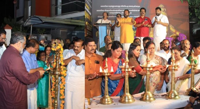 ക്ലിഫ് ഹൗസിന് മുന്നിൽ അയ്യപ്പ ജ്യോതി തെളിയിച്ച് ബിജെപി ; നാടിന്റെ വിശ്വാസവും സംസ്കാരവും നശിപ്പിക്കാൻ അനുവദിക്കില്ലെന്ന് രാജീവ് ചന്ദ്രശേഖര് ക്ലിഫ് ഹൗസിന് മുന്നിൽ അയ്യപ്പ ജ്യോതി തെളിയിച്ച് ബിജെപി ; നാടിന്റെ വിശ്വാസവും സംസ്കാരവും നശിപ്പിക്കാൻ അനുവദിക്കില്ലെന്ന് രാജീവ് ചന്ദ്രശേഖര്