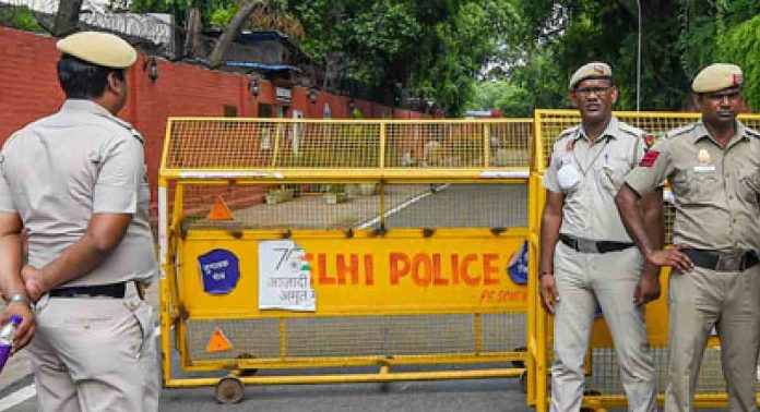 ഡൽഹിയിലെ രണ്ട് സ്കൂളുകൾക്ക് ബോംബ് ഭീഷണി ; അന്വേഷണം ആരംഭിച്ചു ഡൽഹിയിലെ രണ്ട് സ്കൂളുകൾക്ക് ബോംബ് ഭീഷണി ; അന്വേഷണം ആരംഭിച്ചു