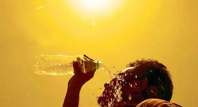 വിയർത്തൊലിച്ച് കേരളം ; ജനങ്ങൾക്ക് ജാഗ്രതാ നിർദ്ദേശം വിയർത്തൊലിച്ച് കേരളം ; ജനങ്ങൾക്ക് ജാഗ്രതാ നിർദ്ദേശം