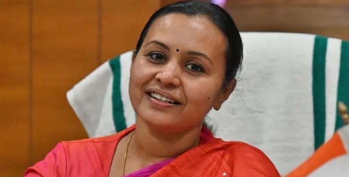 കെഎസ്യു പ്രതിഷേധത്തിനിടെ ആരോഗ്യമന്ത്രി വീണ ജോർജിന്റെ കഴുത്തിന് പരിക്കേറ്റു കെഎസ്യു പ്രതിഷേധത്തിനിടെ ആരോഗ്യമന്ത്രി വീണ ജോർജിന്റെ കഴുത്തിന് പരിക്കേറ്റു