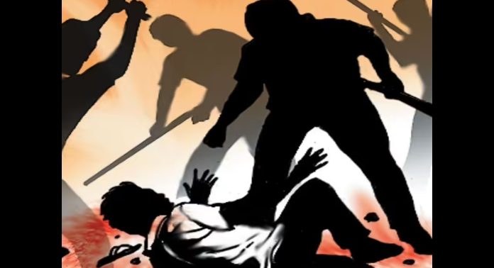 ക്ഷേത്രത്തിനടുത്തുള്ള പറമ്പിൽ നമസ്കരിച്ചു ; മുസ്ലീം യുവാവിന് ക്രൂര മർദനം ക്ഷേത്രത്തിനടുത്തുള്ള പറമ്പിൽ നമസ്കരിച്ചു ; മുസ്ലീം യുവാവിന് ക്രൂര മർദനം