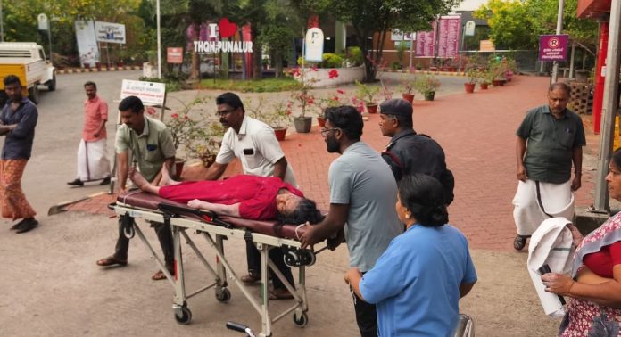 ആട് മേയ്ക്കാൻ പോയ സ്ത്രീക്ക് തേനീച്ചയുടെ ആക്രമണം ; രക്ഷിക്കാൻ ശ്രമിച്ചവർക്കും കുത്തേറ്റു ആട് മേയ്ക്കാൻ പോയ സ്ത്രീക്ക് തേനീച്ചയുടെ ആക്രമണം ; രക്ഷിക്കാൻ ശ്രമിച്ചവർക്കും കുത്തേറ്റു