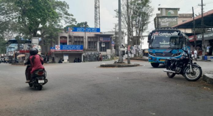 കൈപ്പട്ടൂര് ജംഗ്ഷനില് സിഗ്നല് സംവിധാനം വേണമെന്ന് യാത്രക്കാര് കൈപ്പട്ടൂര് ജംഗ്ഷനില് സിഗ്നല് സംവിധാനം വേണമെന്ന് യാത്രക്കാര്