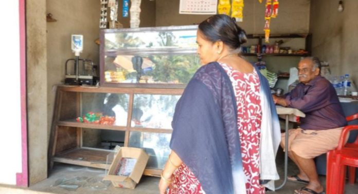 കോന്നി ഇളകൊള്ളൂരില് കാട്ടുപന്നി കടയിലേക്ക് ഓടിക്കയറി അലമാര ഇടിച്ചു തകര്ത്തു ; കടയുടമ രക്ഷപെട്ടത് തലനാരിഴയ്ക്ക് കോന്നി ഇളകൊള്ളൂരില് കാട്ടുപന്നി കടയിലേക്ക് ഓടിക്കയറി അലമാര ഇടിച്ചു തകര്ത്തു ; കടയുടമ രക്ഷപെട്ടത് തലനാരിഴയ്ക്ക്