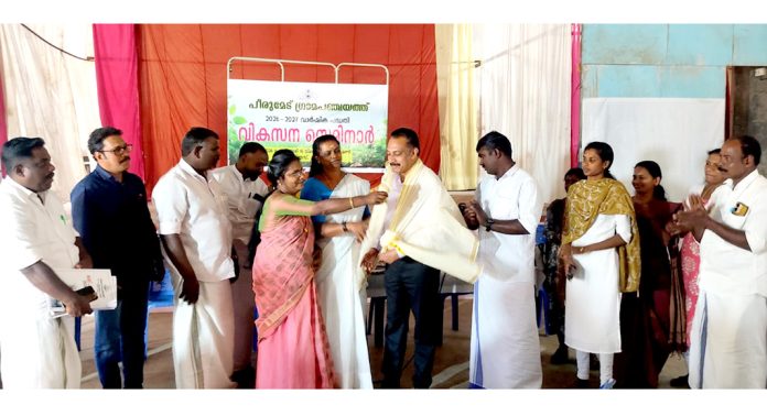 ചരിത്ര ഗ്രന്ഥകാരൻ ഗിന്നസ് സുനിൽ ജോസഫിനെ ആദരിച്ചു ചരിത്ര ഗ്രന്ഥകാരൻ ഗിന്നസ് സുനിൽ ജോസഫിനെ ആദരിച്ചു