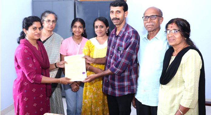 കോന്നി റിപ്പബ്ലിക്കൻ സ്കൂളിലെ അധ്യാപകനും കുടുംബവും മരണാനന്തരം വൈദ്യശാസ്ത്ര പഠനത്തിന് ശരീരം ദാനം ചെയ്തു കോന്നി റിപ്പബ്ലിക്കൻ സ്കൂളിലെ അധ്യാപകനും കുടുംബവും മരണാനന്തരം വൈദ്യശാസ്ത്ര പഠനത്തിന് ശരീരം ദാനം ചെയ്തു