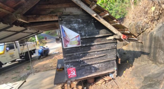 കൊക്കാത്തോട്ടില് മാടക്കട കുത്തിതുറന്ന് മോഷണം ; പണം അപഹരിച്ചു കൊക്കാത്തോട്ടില് മാടക്കട കുത്തിതുറന്ന് മോഷണം ; പണം അപഹരിച്ചു