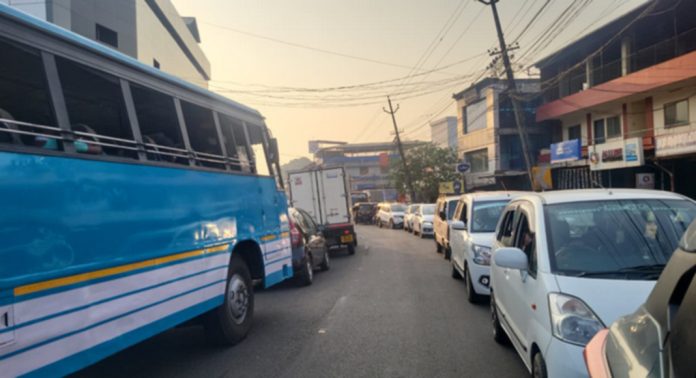 മാരാമണ് കണ്വന്ഷന് ; കോഴഞ്ചേരി റോഡില് മണിക്കൂറുകള് നീണ്ട ഗതാഗത കുരുക്ക് – പോലീസിന്റെ നിയന്ത്രണം പാളി മാരാമണ് കണ്വന്ഷന് ; കോഴഞ്ചേരി റോഡില് മണിക്കൂറുകള് നീണ്ട ഗതാഗത കുരുക്ക് – പോലീസിന്റെ നിയന്ത്രണം പാളി