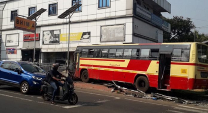 അടൂര് നെല്ലിമൂട്ടില് പടിയില് കെ.എസ്.ആര്.റ്റി.സി ഫുട് പാത്തിലേക്ക് ഇടിച്ചു കയറി അടൂര് നെല്ലിമൂട്ടില് പടിയില് കെ.എസ്.ആര്.റ്റി.സി ഫുട് പാത്തിലേക്ക് ഇടിച്ചു കയറി