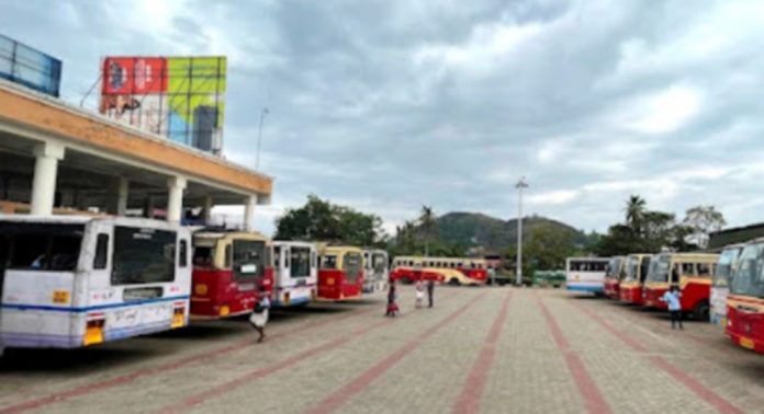 പത്തനംതിട്ടയിൽ നിന്നും പമ്പയ്ക്ക് ബസ്സുകള് ഓടിക്കാന് അധികൃതര്ക്ക് വിമുഖത : പ്രതിഷേധവുമായി ശബരിമല തീര്ഥാടകര് പത്തനംതിട്ടയിൽ നിന്നും പമ്പയ്ക്ക് ബസ്സുകള് ഓടിക്കാന് അധികൃതര്ക്ക് വിമുഖത : പ്രതിഷേധവുമായി ശബരിമല തീര്ഥാടകര്