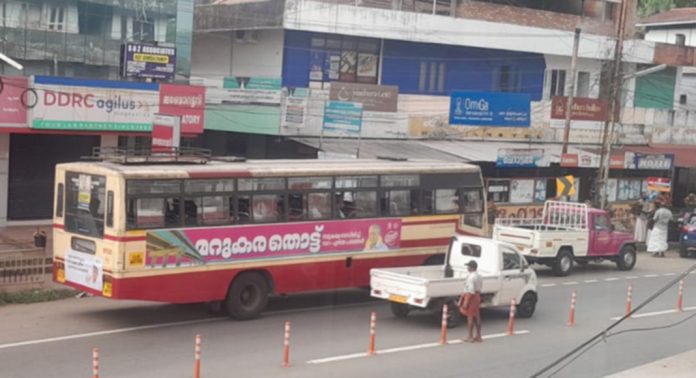 കുമ്പഴയിലെ അനധികൃത ബസ് പാര്ക്കിംഗ് ഗതാഗതകുരുക്ക് സൃഷ്ടിക്കുന്നു കുമ്പഴയിലെ അനധികൃത ബസ് പാര്ക്കിംഗ് ഗതാഗതകുരുക്ക് സൃഷ്ടിക്കുന്നു