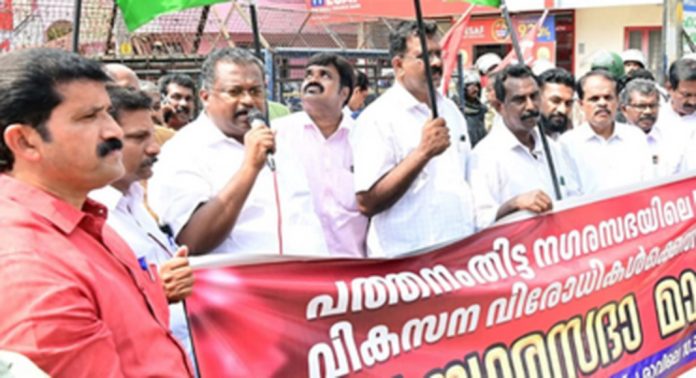 പത്തനംതിട്ടയില് എല്.ഡി.എഫ് നഗരസഭാ മാര്ച്ച് നടത്തി പത്തനംതിട്ടയില് എല്.ഡി.എഫ് നഗരസഭാ മാര്ച്ച് നടത്തി