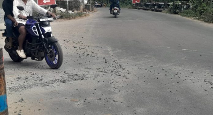 പത്തനംതിട്ട റിംഗ് റോഡില് നിരന്ന മെറ്റിലുകള് ഇരുചക്ര വാഹനയാത്രക്കാര്ക്ക് ഭീഷണി പത്തനംതിട്ട റിംഗ് റോഡില് നിരന്ന മെറ്റിലുകള് ഇരുചക്ര വാഹനയാത്രക്കാര്ക്ക് ഭീഷണി