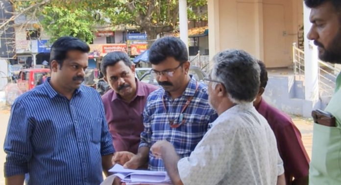 മൂന്ന് കോടി രൂപ മുടക്കി പൂങ്കാവ് മാർക്കറ്റ് ഷോപ്പിംഗ് കോംപ്ലക്സ് പണിയുന്നു ; മണ്ണ് പരിശോധന ആരംഭിച്ചു മൂന്ന് കോടി രൂപ മുടക്കി പൂങ്കാവ് മാർക്കറ്റ് ഷോപ്പിംഗ് കോംപ്ലക്സ് പണിയുന്നു ; മണ്ണ് പരിശോധന ആരംഭിച്ചു