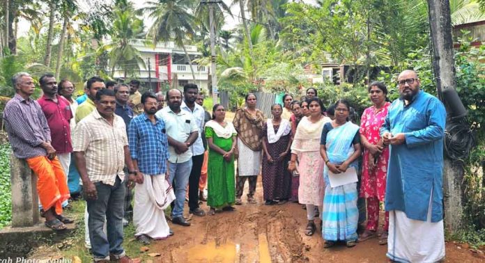 നിർമ്മാണം പൂര്ത്തിയാകാത്ത റോഡ് ; പ്രദേശവാസികൾ പ്രതിഷേധ യോഗം ചേർന്നു നിർമ്മാണം പൂര്ത്തിയാകാത്ത റോഡ് ; പ്രദേശവാസികൾ പ്രതിഷേധ യോഗം ചേർന്നു