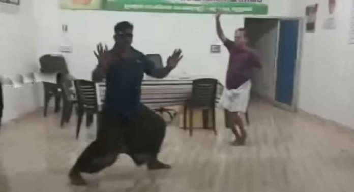 കോണ്ഗ്രസ് ഓഫിസില് മദ്യപിച്ചെത്തി ഡാന്സ് ; മൂന്നുപേരെ പുറത്താക്കി കോണ്ഗ്രസ് കോണ്ഗ്രസ് ഓഫിസില് മദ്യപിച്ചെത്തി ഡാന്സ് ; മൂന്നുപേരെ പുറത്താക്കി കോണ്ഗ്രസ്