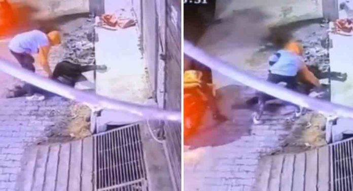 റോഡിൽ കുഴഞ്ഞുവീണ് ജീവന് വേണ്ടി പിടഞ്ഞ് യുവാവ് ; പോക്കറ്റിൽ നിന്ന് ഫോൺ മോഷ്ടിച്ച് വഴിയാത്രക്കാരൻ റോഡിൽ കുഴഞ്ഞുവീണ് ജീവന് വേണ്ടി പിടഞ്ഞ് യുവാവ് ; പോക്കറ്റിൽ നിന്ന് ഫോൺ മോഷ്ടിച്ച് വഴിയാത്രക്കാരൻ