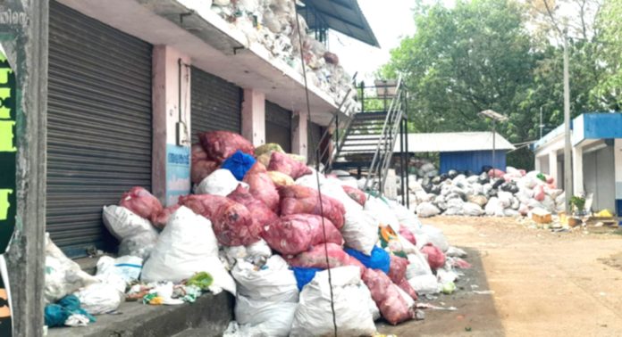 പത്തനംതിട്ട നഗരസഭാ മാര്ക്കറ്റിനുള്ളില് നിലം പൊത്താറായ കെട്ടിടത്തില് കുന്നുകൂടി മാലിന്യം ; ചെയര് പേഴ്സണ് ചുവന്ന ബോര്ഡ് വെച്ച കാറില് യാത്രയാണ് …ഇതൊന്നും കാണുന്നില്ല പത്തനംതിട്ട നഗരസഭാ മാര്ക്കറ്റിനുള്ളില് നിലം പൊത്താറായ കെട്ടിടത്തില് കുന്നുകൂടി മാലിന്യം ; ചെയര് പേഴ്സണ് ചുവന്ന ബോര്ഡ് വെച്ച കാറില് യാത്രയാണ് …ഇതൊന്നും കാണുന്നില്ല