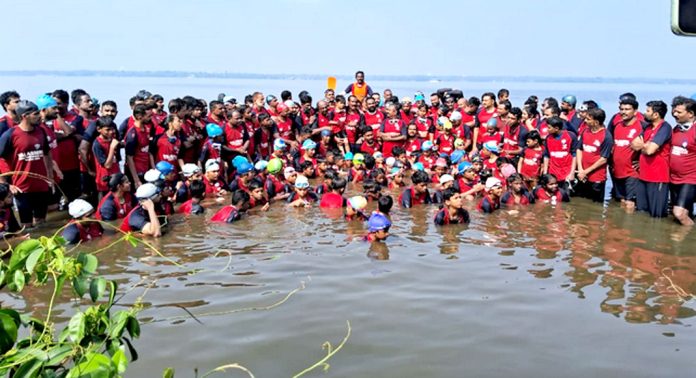 നീന്തല് പരിശീലകന് സജി വാളശ്ശേരിയും 6 വയസു മുതൽ 70 വയസുവരെയുള്ള 184 പേരും നടത്തിയ കൂട്ടനീന്തല് ജനശ്രദ്ധയാകര്ഷിച്ചു നീന്തല് പരിശീലകന് സജി വാളശ്ശേരിയും 6 വയസു മുതൽ 70 വയസുവരെയുള്ള 184 പേരും നടത്തിയ കൂട്ടനീന്തല് ജനശ്രദ്ധയാകര്ഷിച്ചു