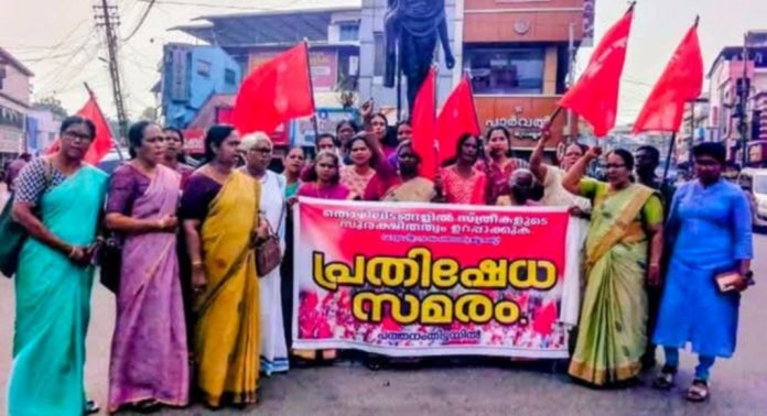 തിരുവല്ല സ്പാ സെന്ററിലെ ഗുണ്ടാവിളയാട്ടം ; കേരള മഹിളാ സംഘം ധര്ണ്ണ നടത്തി തിരുവല്ല സ്പാ സെന്ററിലെ ഗുണ്ടാവിളയാട്ടം ; കേരള മഹിളാ സംഘം ധര്ണ്ണ നടത്തി