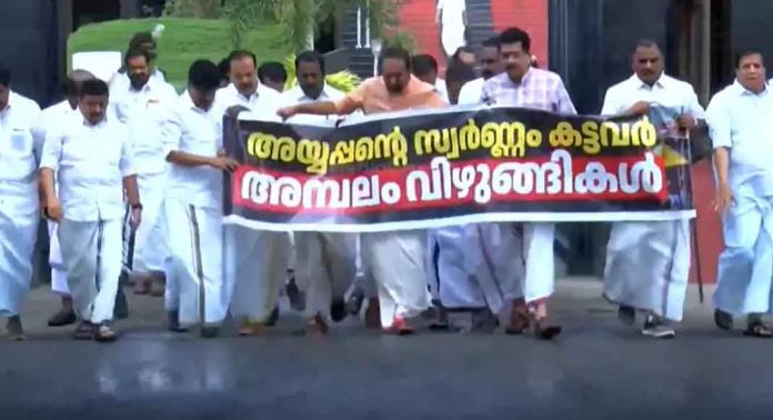 സഭ ബഹിഷ്കരിച്ച് പ്രതിപക്ഷം ; തന്ത്രിയെ കുടുക്കി മന്ത്രിയെ രക്ഷിക്കാനാണ് ശ്രമമെന്ന് രമേശ് ചെന്നിത്തല സഭ ബഹിഷ്കരിച്ച് പ്രതിപക്ഷം ; തന്ത്രിയെ കുടുക്കി മന്ത്രിയെ രക്ഷിക്കാനാണ് ശ്രമമെന്ന് രമേശ് ചെന്നിത്തല