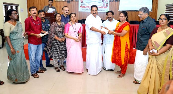 പ്രവര്ത്തനം നിലച്ചുപോയ കുളനട സഹകരണ ബാങ്കിലെ 291 പേര്ക്ക് നിക്ഷേപത്തുക വിതരണം ചെയ്തു പ്രവര്ത്തനം നിലച്ചുപോയ കുളനട സഹകരണ ബാങ്കിലെ 291 പേര്ക്ക് നിക്ഷേപത്തുക വിതരണം ചെയ്തു