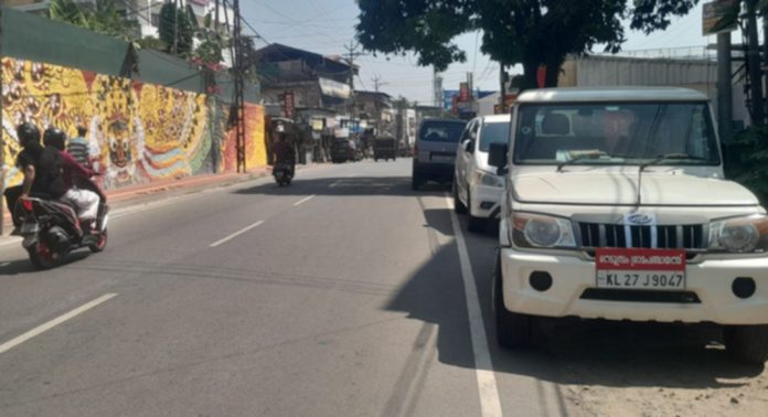 പത്തനംതിട്ട കളക്ട്രേറ്റ് റോഡില് അനധികൃത പാര്ക്കിംഗ് വര്ധിക്കുന്നു ; നടപടി എടുക്കാതെ അധികൃതര് പത്തനംതിട്ട കളക്ട്രേറ്റ് റോഡില് അനധികൃത പാര്ക്കിംഗ് വര്ധിക്കുന്നു ; നടപടി എടുക്കാതെ അധികൃതര്
