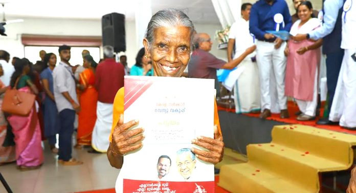 സംസ്ഥാനത്ത് ഭൂമിയുടെ അവകാശികളായി 4,56,000 കുടുംബങ്ങള് : പത്തനംതിട്ട ജില്ലയില് 106 കുടുംബങ്ങള്ക്ക് പട്ടയം സംസ്ഥാനത്ത് ഭൂമിയുടെ അവകാശികളായി 4,56,000 കുടുംബങ്ങള് : പത്തനംതിട്ട ജില്ലയില് 106 കുടുംബങ്ങള്ക്ക് പട്ടയം