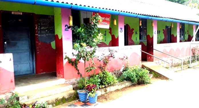 കുരങ്ങ് ശല്യത്തിൽ പൊറുതിമുട്ടി പീരുമേട് കരടിക്കുഴി എൽ.പി സ്കൂൾ : മുഖംതിരിച്ച് വനം വകുപ്പ് കുരങ്ങ് ശല്യത്തിൽ പൊറുതിമുട്ടി പീരുമേട് കരടിക്കുഴി എൽ.പി സ്കൂൾ : മുഖംതിരിച്ച് വനം വകുപ്പ്