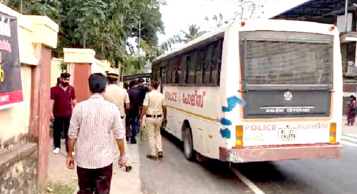 ടൂറിസ്റ്റ് ബസ് തടഞ്ഞ് യാത്രക്കാരെ ആക്രമിച്ച സംഭവത്തില് നാല് യുവാക്കൾ റിമാൻഡിൽ ടൂറിസ്റ്റ് ബസ് തടഞ്ഞ് യാത്രക്കാരെ ആക്രമിച്ച സംഭവത്തില് നാല് യുവാക്കൾ റിമാൻഡിൽ