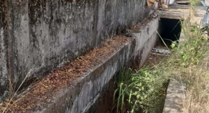 പത്തനംതിട്ട – ഓമല്ലൂര് റോഡില് ഓട നിര്മ്മിച്ചിട്ട് 8 വര്ഷങ്ങള് ; സ്ലാബ് സ്ഥാപിക്കാതെ കരാറുകാരന് മുങ്ങി പത്തനംതിട്ട – ഓമല്ലൂര് റോഡില് ഓട നിര്മ്മിച്ചിട്ട് 8 വര്ഷങ്ങള് ; സ്ലാബ് സ്ഥാപിക്കാതെ കരാറുകാരന് മുങ്ങി