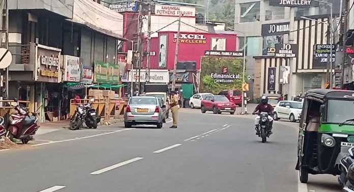 ഇട്ടിയപ്പാറ ടൗണിൽ ഗതാഗത നിയമങ്ങൾ കാറ്റിൽ പറത്തി വാഹനങ്ങൾ ; പോലീസ് നിയന്ത്രണമില്ലെന്ന് പരാതി ഇട്ടിയപ്പാറ ടൗണിൽ ഗതാഗത നിയമങ്ങൾ കാറ്റിൽ പറത്തി വാഹനങ്ങൾ ; പോലീസ് നിയന്ത്രണമില്ലെന്ന് പരാതി