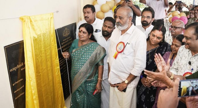 നവീകരിച്ച കന്നുകുട്ടി പരിപാലന പദ്ധതിയുടെ പൈലറ്റ് പ്രോജക്ടിന് ജില്ലയില് തുടക്കം നവീകരിച്ച കന്നുകുട്ടി പരിപാലന പദ്ധതിയുടെ പൈലറ്റ് പ്രോജക്ടിന് ജില്ലയില് തുടക്കം