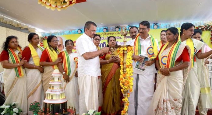 മാടമണ് ശ്രീനാരായണ കണ്വന്ഷനില് നടന്ന വനിതാ സമ്മേളനം ജന പങ്കാളിത്തംകൊണ്ട് ശ്രദ്ധ നേടി മാടമണ് ശ്രീനാരായണ കണ്വന്ഷനില് നടന്ന വനിതാ സമ്മേളനം ജന പങ്കാളിത്തംകൊണ്ട് ശ്രദ്ധ നേടി