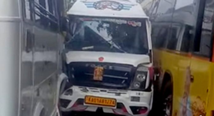ശബരിമല അട്ടത്തോട്ടില് മൂന്ന് വാഹനങ്ങള് കൂട്ടിയിടിച്ചു ശബരിമല അട്ടത്തോട്ടില് മൂന്ന് വാഹനങ്ങള് കൂട്ടിയിടിച്ചു