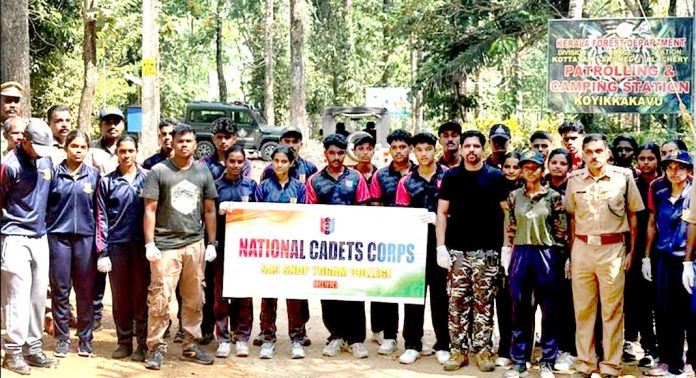 കാനനപാതയിൽ പ്ലാസ്റ്റിക് ശുചീകരണം നടത്തി കോന്നി എസ്.എ.എസ് കോളേജ് കാനനപാതയിൽ പ്ലാസ്റ്റിക് ശുചീകരണം നടത്തി കോന്നി എസ്.എ.എസ് കോളേജ്