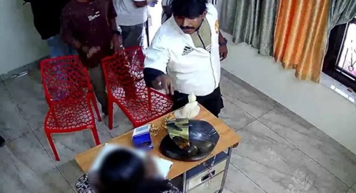 ഗുണ്ടാ പിരിവ് നൽകാത്തതിന് ജീവനക്കാരിയെ പീഡിപ്പിച്ച കേസിൽ ഒളിവിൽ കഴിഞ്ഞിരുന്ന രണ്ട് പ്രതികൾ കീഴടങ്ങി ഗുണ്ടാ പിരിവ് നൽകാത്തതിന് ജീവനക്കാരിയെ പീഡിപ്പിച്ച കേസിൽ ഒളിവിൽ കഴിഞ്ഞിരുന്ന രണ്ട് പ്രതികൾ കീഴടങ്ങി