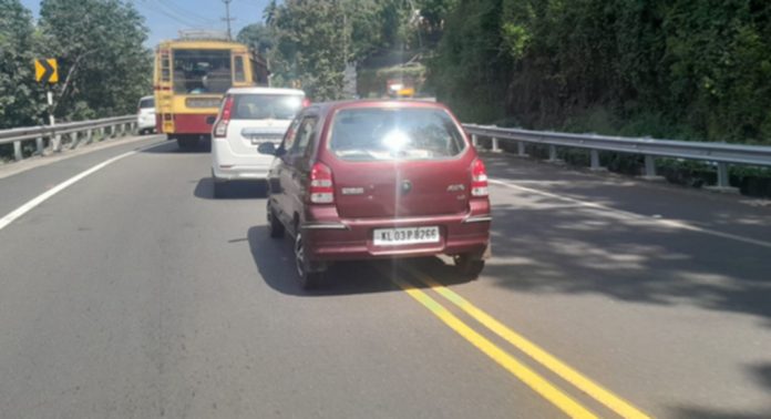 ഗതാഗത നിയമങ്ങള് കാറ്റില് പറത്തി പുനലൂര് – മൂവാറ്റുപുഴ സംസ്ഥാന പാതയില് വാഹനങ്ങള് ചീറിപ്പായുന്നു ഗതാഗത നിയമങ്ങള് കാറ്റില് പറത്തി പുനലൂര് – മൂവാറ്റുപുഴ സംസ്ഥാന പാതയില് വാഹനങ്ങള് ചീറിപ്പായുന്നു