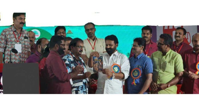 സുരേഷ് തൃപ്പൂണിത്തുറയുടെ നോവൽ “പുലിവാസരം” പ്രകാശനം ചെയ്തു സുരേഷ് തൃപ്പൂണിത്തുറയുടെ നോവൽ “പുലിവാസരം” പ്രകാശനം ചെയ്തു