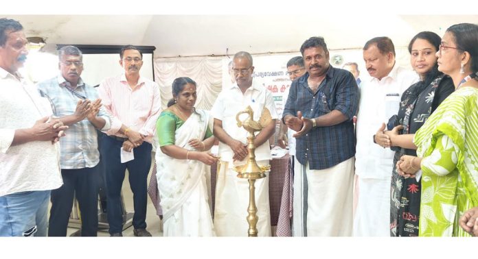 നഗര കര്ഷകര്ക്കുള്ള പരിശീലന പരിപാടിയും പച്ചക്കറി തൈ വിതരണവും നടന്നു നഗര കര്ഷകര്ക്കുള്ള പരിശീലന പരിപാടിയും പച്ചക്കറി തൈ വിതരണവും നടന്നു